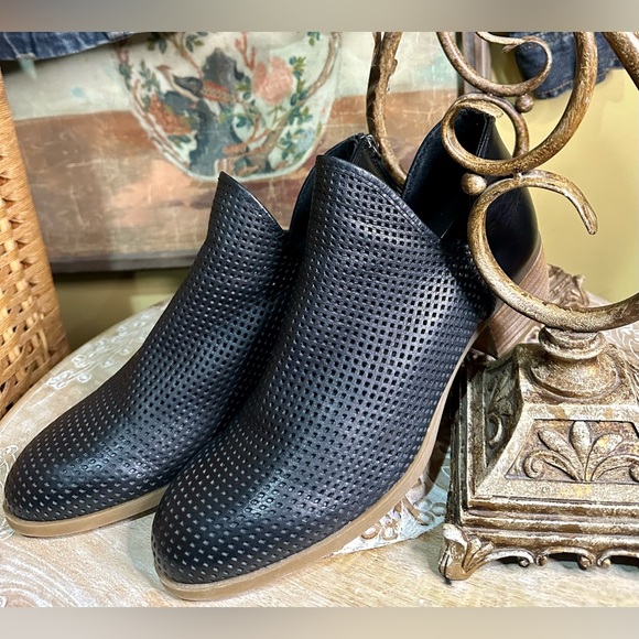 EUC Sofft Black Perforated Leather Ankle Bootie w/ V Notch Size: 8.5 - Picture 5 of 12